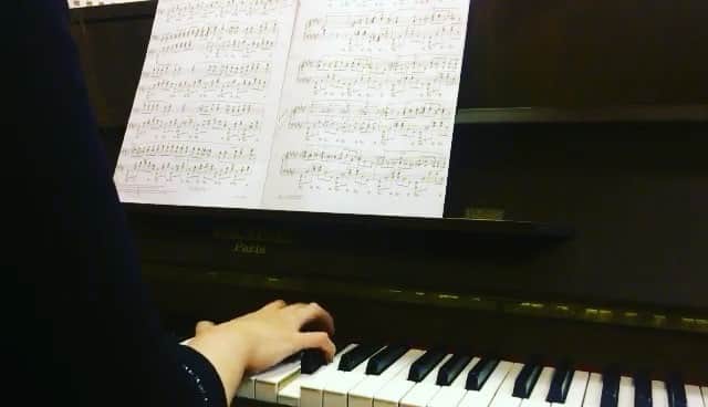のインスタグラム：「J'adore#chopin #barcarolle #piano #pianolover #pianist #pianists#mydaughter #musician #musically #music #classic #musical #beautifultone #conservatory #ピアノ #ピアノ練習 #ショパン#バルカローレ #ピアノビデオ#钢琴#萧邦#钢琴曲#ピアニスト#クラシック#pianovideo#talent#钢琴家#舟歌パリ#ショパン好き」