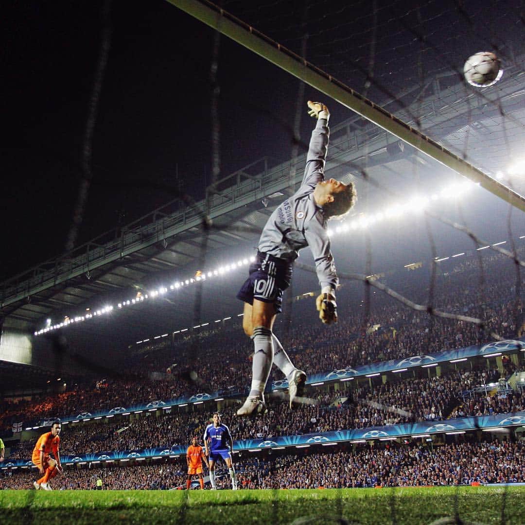 エンリケ・イラーリオのインスタグラム：「#throwback  What a place and game for my debut!  Chelsea v Barcelona - Ten years ago today #unforgettable #championsleague #chelsea」