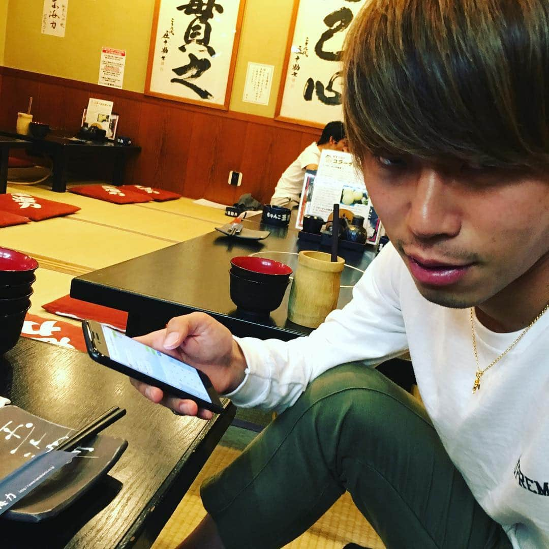 小宮山尊信さんのインスタグラム写真 - (小宮山尊信Instagram)「遅刻した後輩2名にキレている模様。 のちに結婚祝いのケーキを買ってきてくれて遅れたことが判明。  #森谷賢太郎 #谷口彰悟 #アンビョンジュン #ちゃんこ鍋」10月19日 15時13分 - takanobu_komiyama