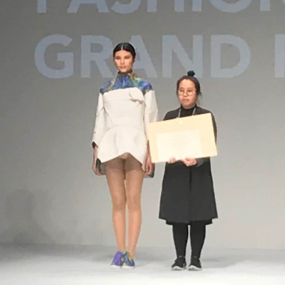 Apparel-web.comさんのインスタグラム写真 - (Apparel-web.comInstagram)「2016Tokyo 新人デザイナーファッション大賞アマチュア部門は、上田安子服飾専門学校のファンティカムトゥさん。ファンさんはベトナムからの留学生。 #tfgp  #tfw #tokyo #fashionweek #fashion」10月19日 14時18分 - apparelweb