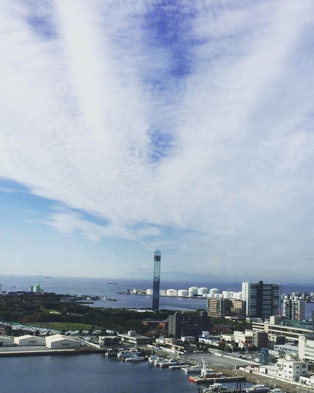 のインスタグラム：「すっかり秋の空へ。本日もいい天気。  #ガーデンシティ #ガーデンシティ千葉 #千葉 #ウエディング #ウェディング #ブライダル #花嫁 #プレ花嫁 #結婚式 #結婚準備 #結婚式準備 #結婚式場 #卒花 #ゼクシィ #秋 #秋空 #gardencity #gardencitychiba #chiba #wedding #bridal #love #bride #景色 #sky #autumn #秋晴れ」