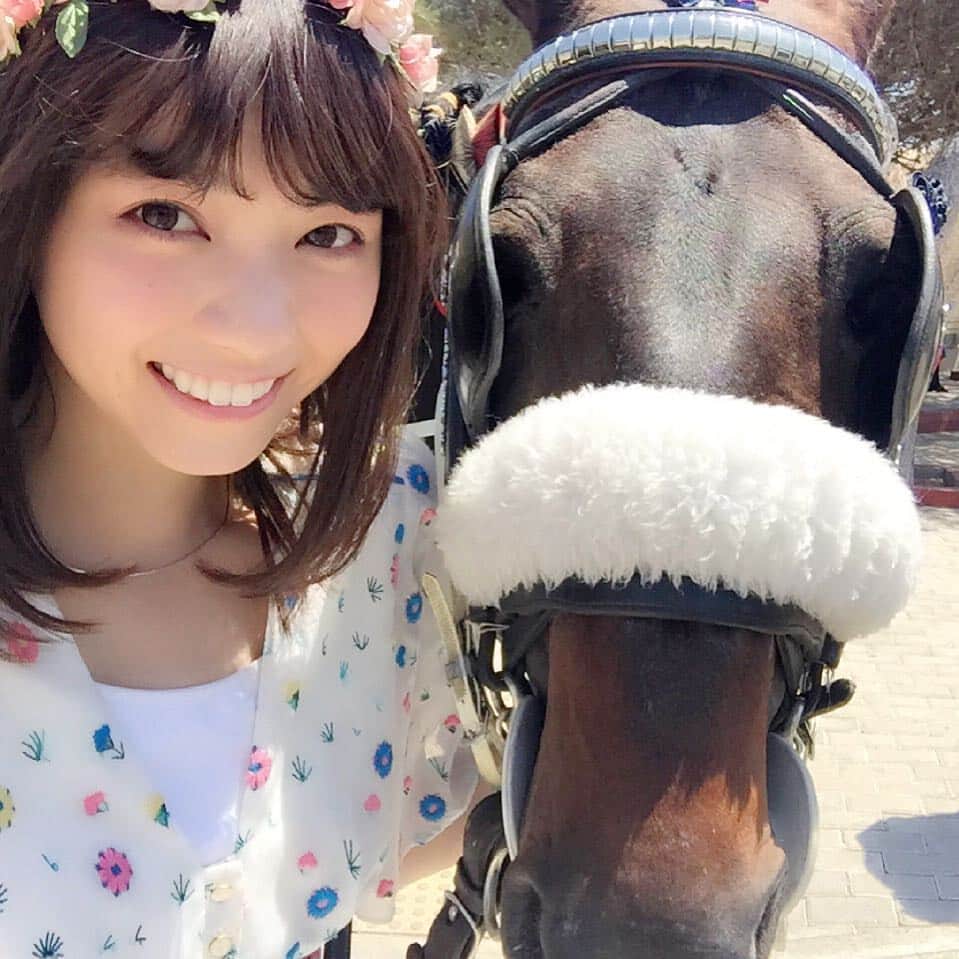 西野七瀬さんのインスタグラム写真 - (西野七瀬Instagram)「とってもおとなしい馬でしたが、このあと西野さんの服をちょっとだけカジります。なんともイタズラ好きな馬でした。 #西野七瀬 #風を着替えて」10月19日 15時00分 - nanase_kazewokigaete