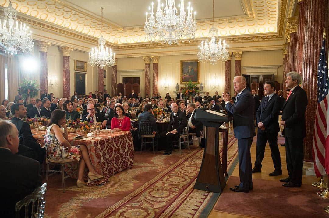 ジョー・バイデンのインスタグラム：「"That is the best description of the Italian American community I can think of. They're defined by their courage and redeemed by their loyalty. It’s one of the most loyal and steadfast communities in the United States of America." —Vice President Biden welcoming Italy's Prime Minister @MatteoRenzi to lunch at the @StateDept」