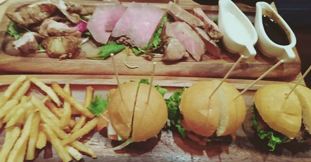高橋ナツミのインスタグラム：「#lunch#今日食べたもの#新宿#肉#hamburger」