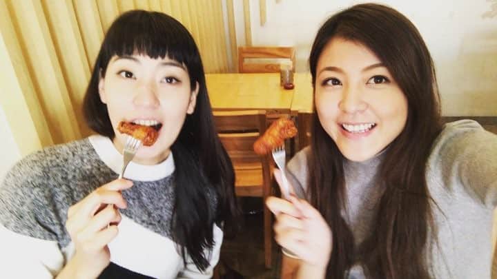 源崎トモエのインスタグラム：「（笑）なにこれムービー笑 #ヤンニョムチキン#なかなか辛いよ #写真撮るていで勝手にムービーにした#笑」