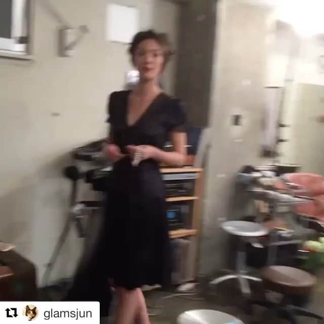 千葉アリサのインスタグラム：「34歳になりました🎂自分の思う一歩を一つ一つ重ねて、人生にときめいていきたいな💗あたたかく支えてくれる人たちへの感謝を胸に🌹これからもよろしくお願いします🤗🌈 昨日も、素敵な撮影後 まさかのお祝いして頂いて嬉しかったー🌸喜びのわちゃわちゃでやっぱりロウソクの火を消すよねー😂けんけん、我妻さん、鷺坂さん、ありがとうね💋✨@glams #サザエさんの誕生日 #happybirthday」