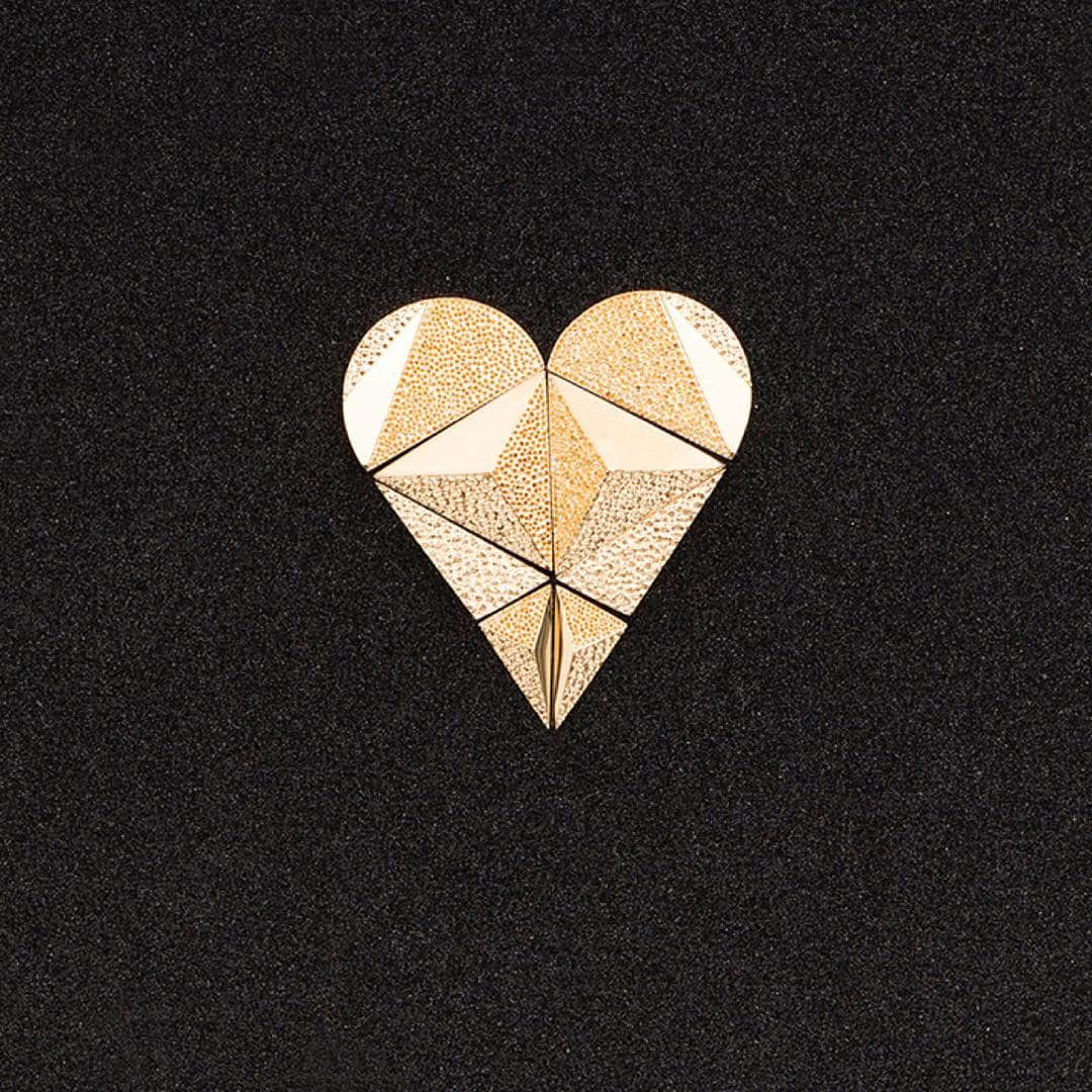 リザ べラチュウのインスタグラム：「share the heart with the frame🌹  #jewerly #earrings #theseareallearrings #yellowgold #goodforpresent🎁 #gift」