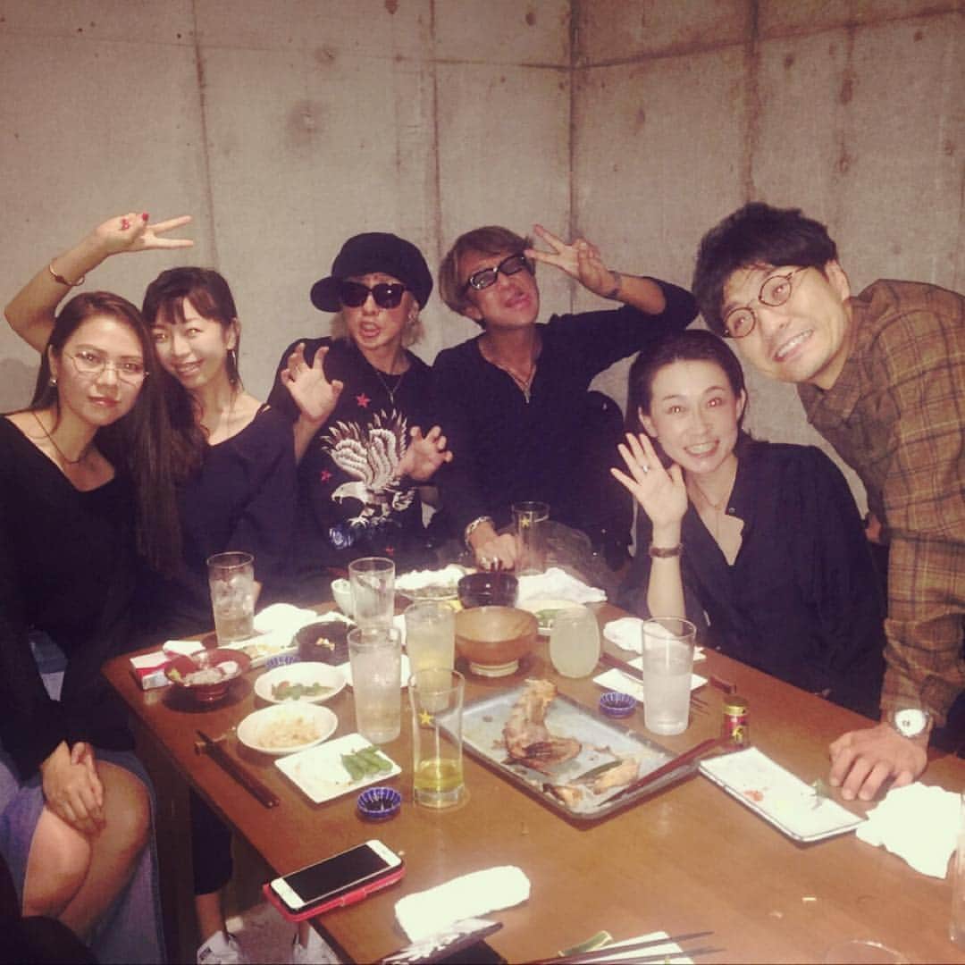 のインスタグラム：「昨夜の不定例会。友人達が一ヶ月遅れの氣志團万博慰労会を開いてくれました。 #気のおけない仲間たち #いいかげん付き合い長いですな #みんなプレゼントまでありがとう #そしてこちらのお店ものすごく美味しかったです #この後街を徘徊していたら #氣志團元マネージャー #山口伸也氏 #を発見 #即捕獲 #そのまま拉致りいろは寿司へ」