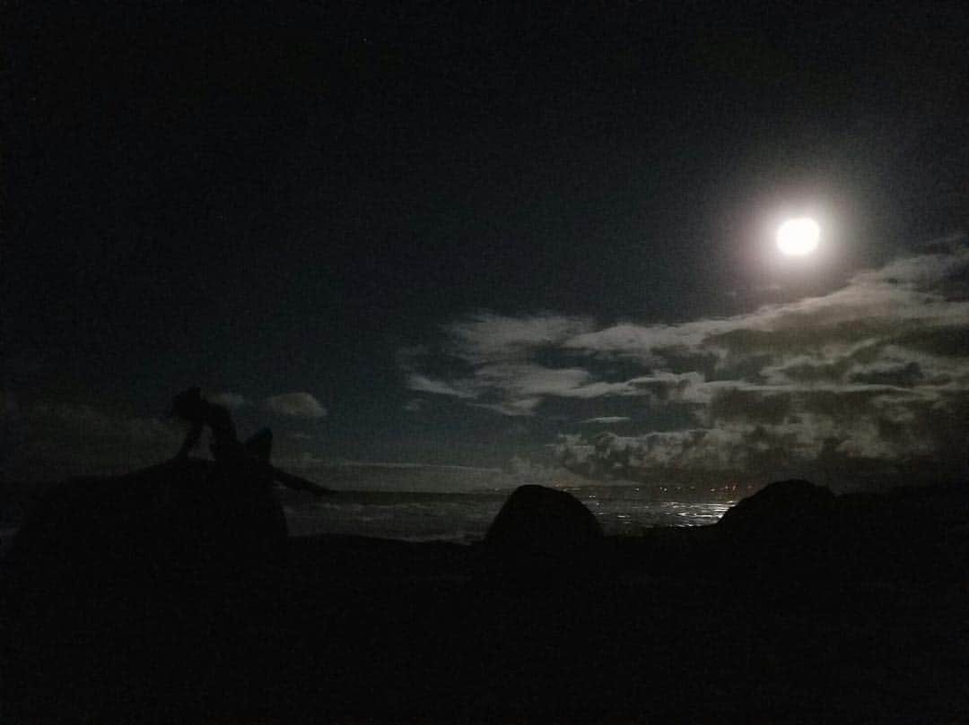 エマ中岡優姫さんのインスタグラム写真 - (エマ中岡優姫Instagram)「月光浴。 すごいしたいと思っとってできたけん嬉しい！ 私を見つけられるかな？ #月光浴  #fullmoon  #hawaii  #わたしがどこにおるかわかる？ #みんなでセーラームーンの歌を歌う」10月19日 22時27分 - emma__yun