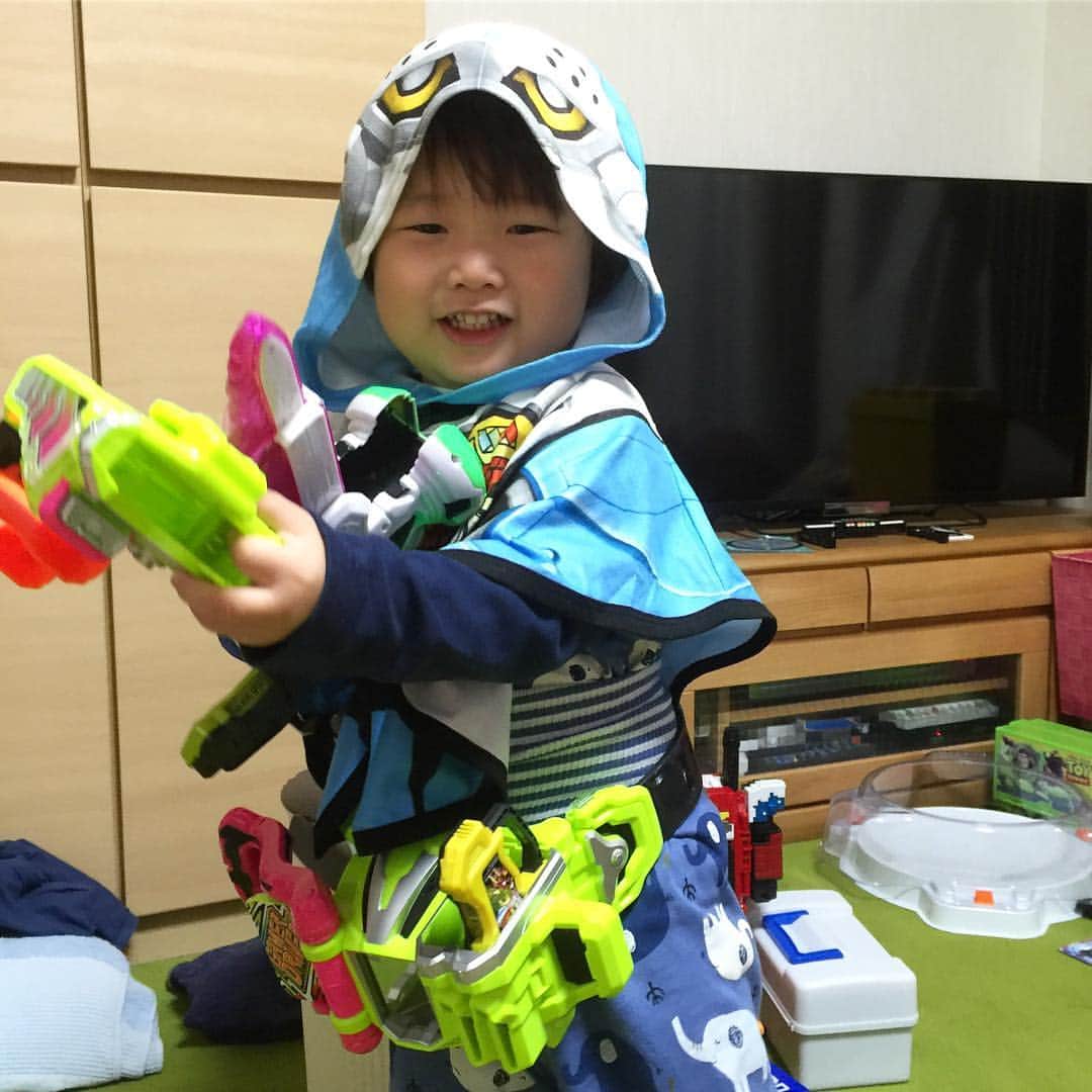 のインスタグラム：「* ちびライダー * 仮面ライダーごっこが大好き♪ エグゼイドのブレイブになりきって 遊んでるよ✨ * * #follow #kids #instakids #TagsForLikes #children #childrenphoto #love #cute #adorable #instagood #young #sweet #like #little #fun #photooftheday #family #baby #instababy #play #happy #smile #instacute #ファインダー越しの私の世界 #幸せ #かわいい #子供 #親バカ部 #親バカ」