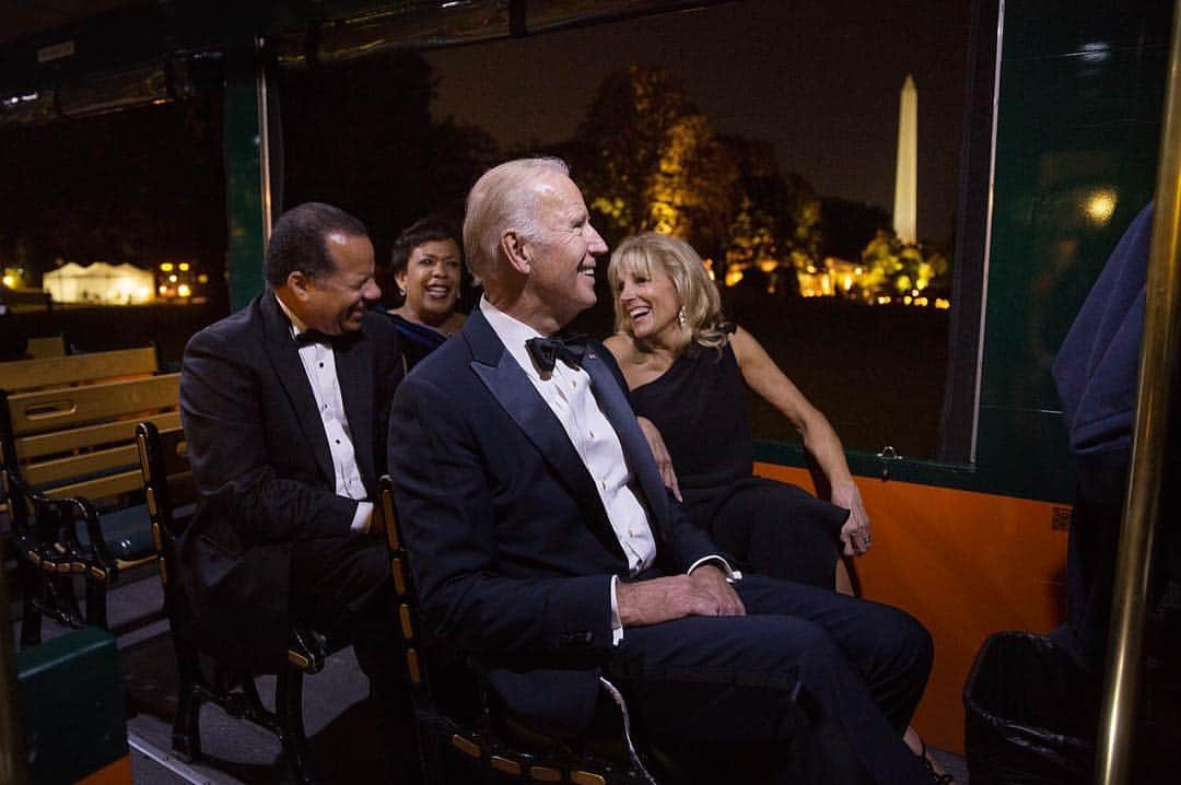 ジョー・バイデンのインスタグラム：「Vice President Biden ✓ @DrBiden ✓ Trolly from the @WhiteHouse to the tent on the South Lawn for the Italy State Dinner ✓ Tap the link in the bio to see some highlights from world leaders the White House has hosted through the past eight years. http://go.wh.gov/Az2tXy」