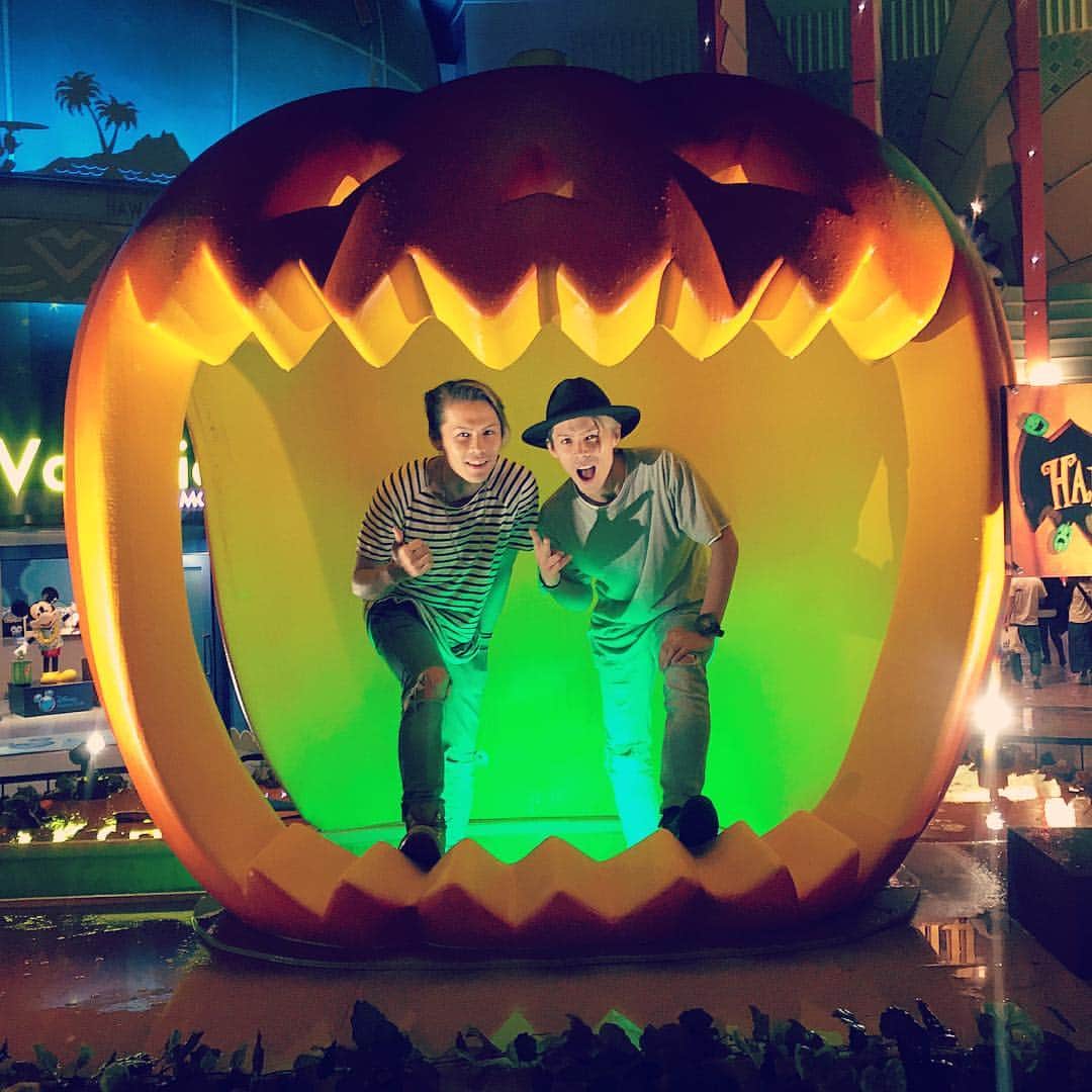YU・RYO（BRIDGET）さんのインスタグラム写真 - (YU・RYO（BRIDGET）Instagram)「Twins in pumpkin.  #bridget #twins #half #dancer #japan #双子 #ハーフ #ダンサー #日本 #はろうぃん #ハロウィン #イクスピアリ #ディズニー #パンプキン #かぼちゃ #早くイクスピアリでリベンジLIVEしたい♫ #昔は仮装LIVEしてたな（笑）」10月20日 12時51分 - bridget.twins