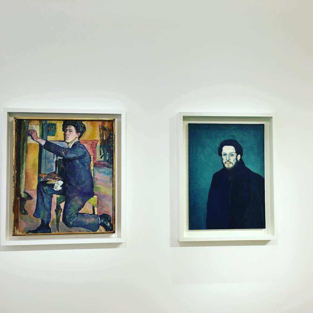 原田マハのインスタグラム：「またしてもピカソ美術館にやられた。ピカソとジャコメッティ。20歳違いのふたりのアーティストが、いかに響き合ったか。20歳の自画像を並べて展示するなんて…ここに来るとキュレーターの視点の鋭さと探究心に、いつも驚かされる。 selfportrait, age 20, by Picasso (right), by Giacometti (left) at Musee Picasso Paris ＃Picasso＃Paris＃Giacometti#原田マハ」