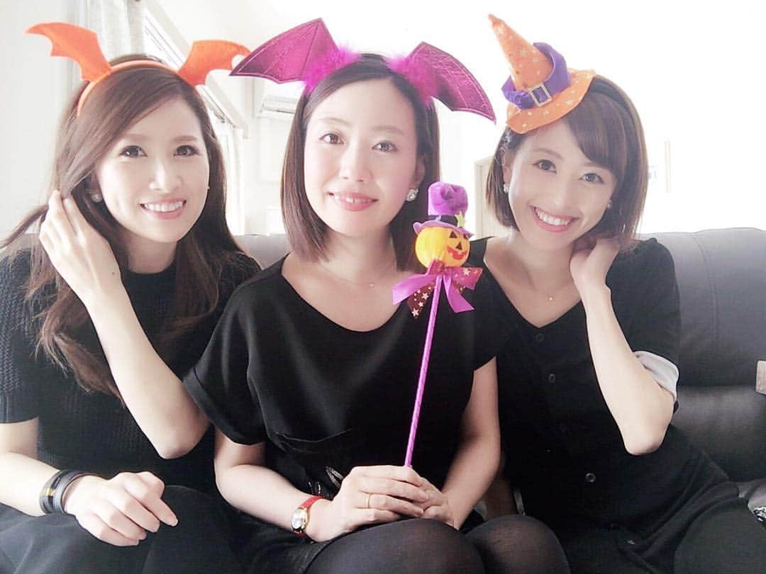 竹中一江のインスタグラム：「ドレスコードは黒✖️カチューシャ♡ #ハロウィン #ホームパーティー #アラサーですがお許しを😂 #いくつになってもイベントは楽しみたいな🎵 #クリスマスパーティーは皆んな集まれるといいな♡」