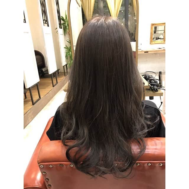 志田友美（ゆうみん）のインスタグラム：「みてみてー❤️ 髪ダークにしました！ #無加工 #ラベンダーグレー #lewin #表参道」
