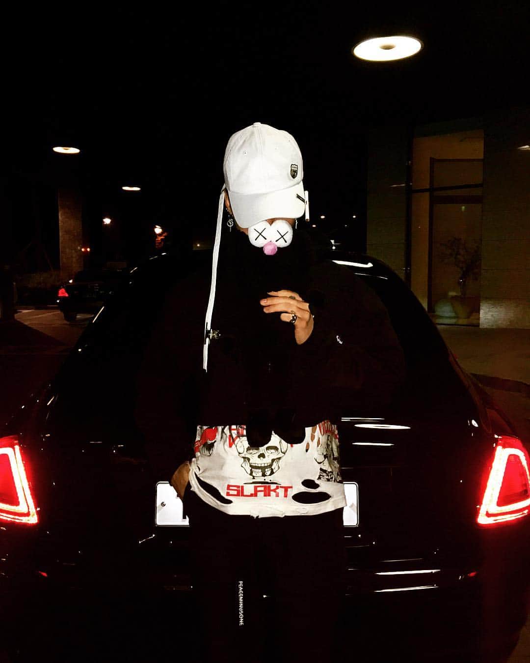 G-DRAGONのインスタグラム：「Thanx😵 @kaws #kawsbff」