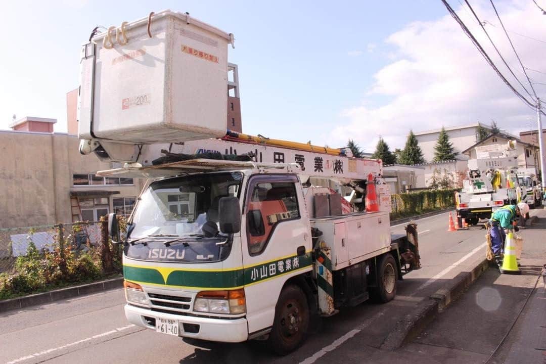 魔女菅原さんのインスタグラム写真 - (魔女菅原Instagram)「三相動力工事工事も始まった。 大きなトラックが3台止まっている。  #カンパーニュの搬入日 #動力工事」10月21日 11時42分 - hatsuyosugawara