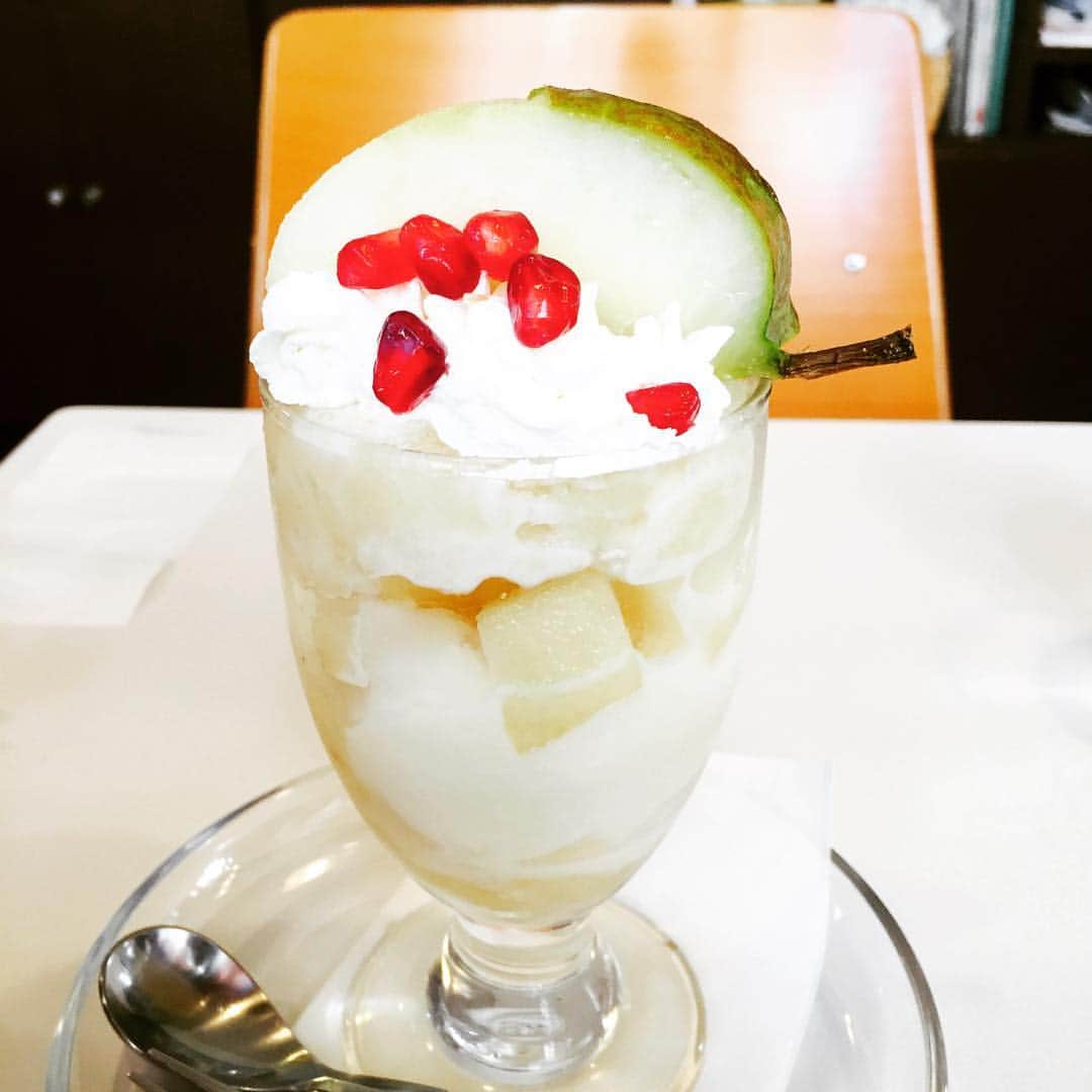 池澤春菜のインスタグラム：「夢のように美味しかった洋梨パフェ。次はシーズナルパフェは、柿‼︎ #フクナガフルーツパーラー」