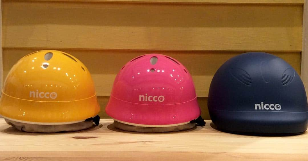 こども ビームスさんのインスタグラム写真 - (こども ビームスInstagram)「＜nicco＞ヘルメット 日本のヘルメットブランドnicco✨ ＜こどもビームス＞別注商品となります。 白いniccoのロゴと、後頭部の光るシールは反射板となります。こどもビームスロゴ入りです❗️ 自転車やストライダーのカラーと合わせてお揃いも、可愛いですね💕 . ▶︎ベビー、キッズ(画像ピンク、イエロー) サイズ:46-50cm、47-52cm、49-54cm カラー:ベビーピンク、ピンク、イエロー、ブラウン、グリーン、ブルー ¥4,200+税 ▶︎キッズL(画像ブルー) サイズ:52-56cm カラー:ホワイト、ブルー、ブラック ¥4,800+税 #nicco  #ニコヘルメット #ベビーヘルメット #キッズヘルメット #kodomobeams #beams #daikanyama #こどもビームス #代官山」11月19日 12時32分 - kodomo_beams