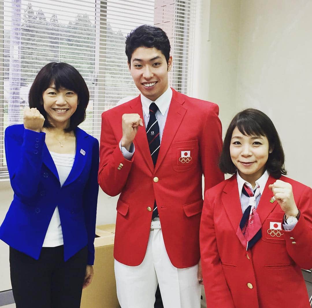 のインスタグラム：「【JOC熊本地震支援活動】オリンピックメダリストの萩野公介選手、三宅宏実選手、高橋尚子さんが、今日と明日の2日間で県内の6つの中学校を訪問します。  #reconstraction #kumamoto #Rio2016 #KosukeHagino #HiromiMiyake #NaokoTakahashi #Swimming #Weightlifting #Athletics #Olympics #熊本地震 #復興支援 #萩野公介 #三宅宏実 #高橋尚子 #オリンピック #応援ありがとう #がんばれニッポン #TEAMNIPPON #japaneseolympiccommittee」