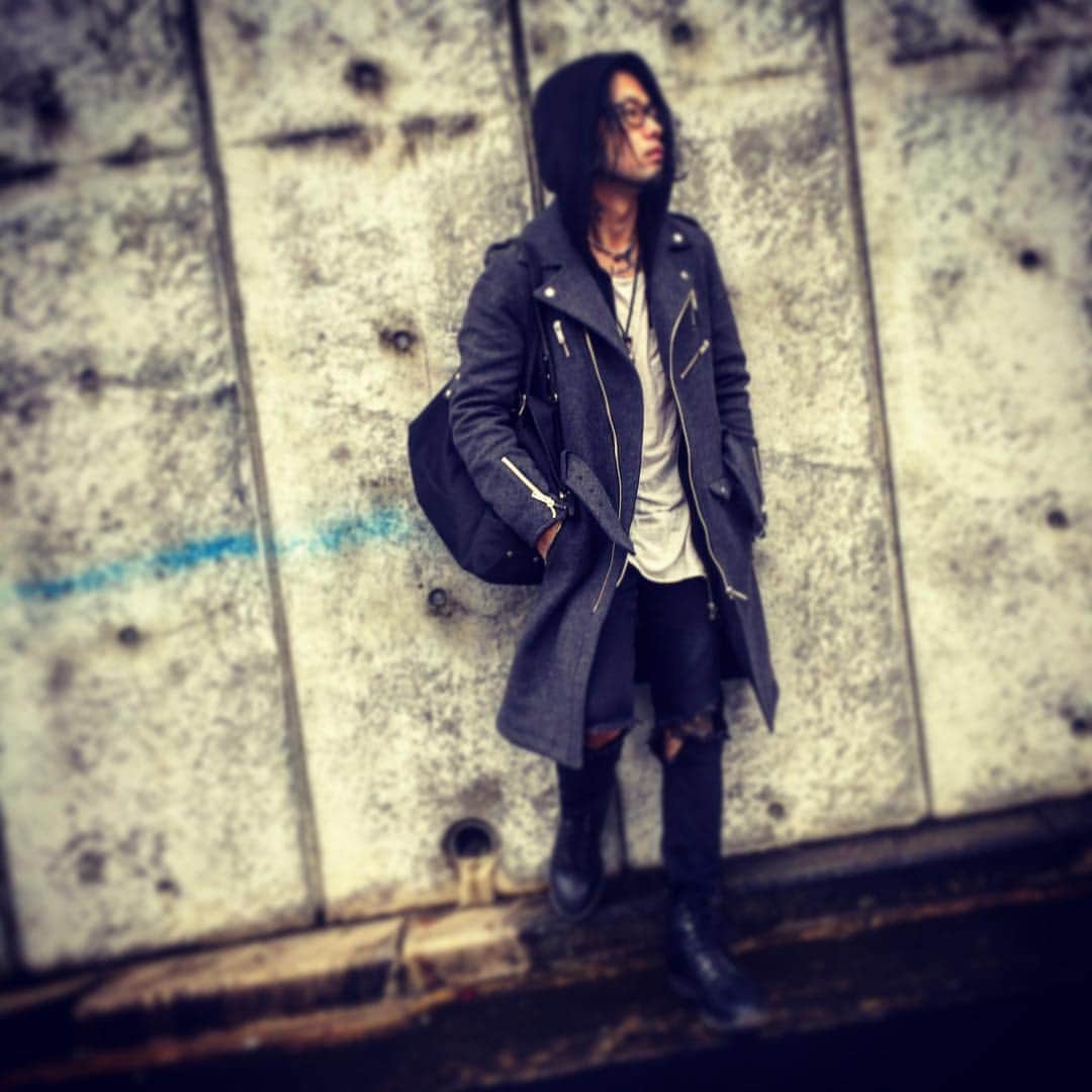 Katsuma さんのインスタグラム写真 - (Katsuma Instagram)「寒い寒い！！ #moonagedevilment  #ウールライダースコート #さらっと大人に着るもよし #パーカーやチェックシャツでカジュアルに行くもよし #ライダース好きにはありがたすぎる」11月19日 14時42分 - katsuma_drums