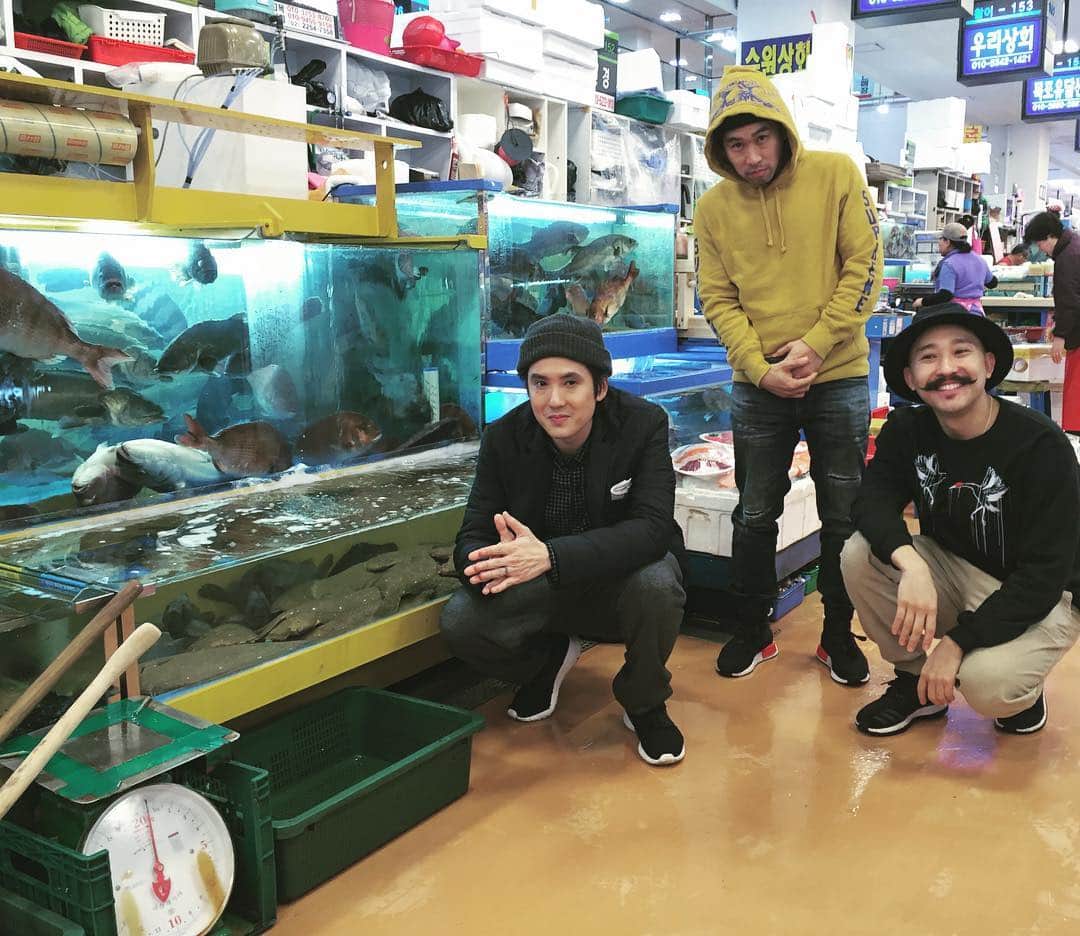 Far East Movementのインスタグラム：「🎣 Hunt your own sushi in Seoul like... 🌊🐟...🎣...🍣🙏👅 #noryangjin」