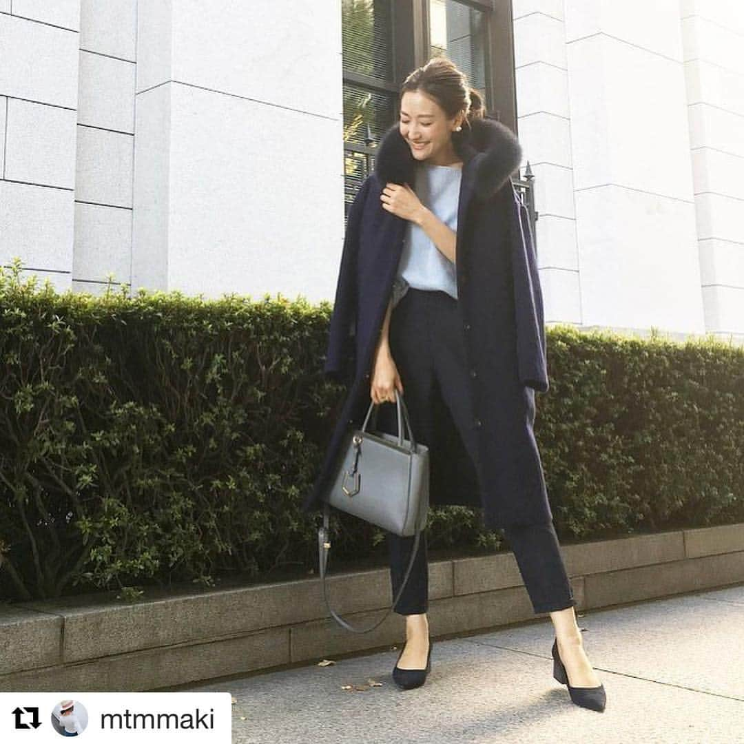 EL HALMさんのインスタグラム写真 - (EL HALMInstagram)「ファー付きジャスティンダッフルコート DARKNAVY オンラインストアで販売中です。 #Repost @mtmmaki with @repostapp ・・・ ちょっと前のコーデですがネイビーの差し色に優しい水色のセーター💕  この日は綺麗めでしたがフード付きのコートはスニーカーコーデにも合わせやすそう🙌🏻✨ . . #fashion#elhalm#GALERIEVIE#isook#FENDI#ZARA#エルハルム#コート#コーデ#ママコーデ」11月15日 20時47分 - el_halm