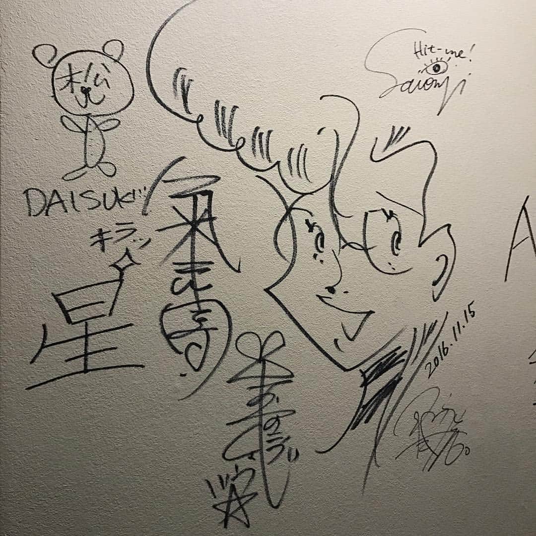 綾小路翔さんのインスタグラム写真 - (綾小路翔Instagram)「そんな太田さんの経営する太田屋肉店直営の焼肉屋さん「もりもり」にサインを書かせて頂きました。ワンオク…BRAHMAN…KEN YOKOYAMA…と錚々たるバンド達のサインが並ぶ中、我々はトイレ前にあるアジカンのサインの隣スペースに。ひゃー、光栄でやんす。皆様、宮古を訪れる際は是非七輪焼肉もりもりへ！ #岩手 #宮古 #七輪焼肉もりもり #氣志團 #松はいつもスペースに対しての文字の大きさや配置の計算が出来ない #いつも #いつもいつも #バランス悪い」11月15日 23時56分 - showayanocozey