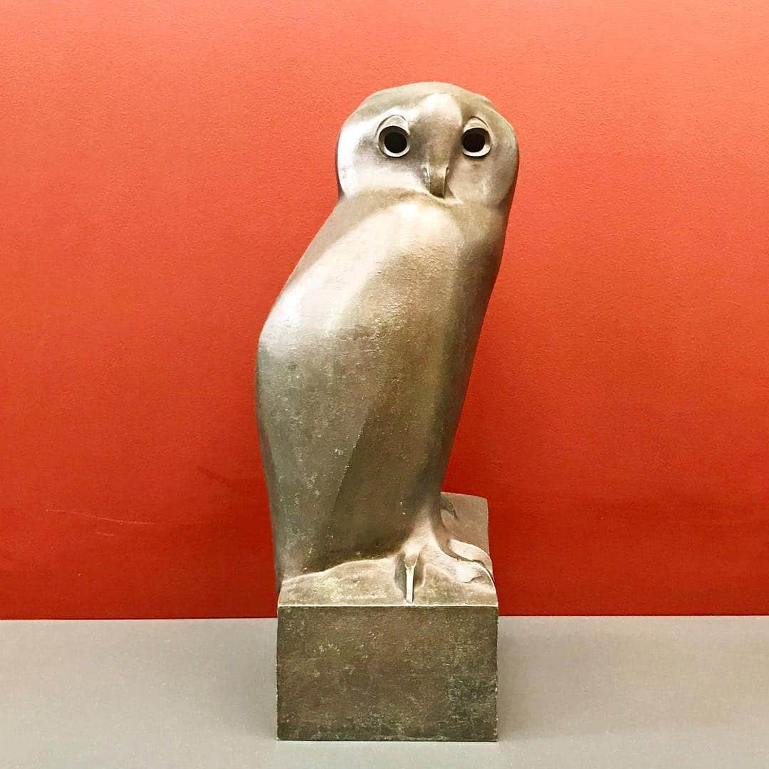 川原亜矢子のインスタグラム：「Sculpture by François・Pompon 作 フランソワ・ポンポン  #animalier #sculpture #blonze  #museed'orsay #paris #france #アニマリエ #彫刻 #ブロンズ #オルセー美術館 #パリ #フランス」