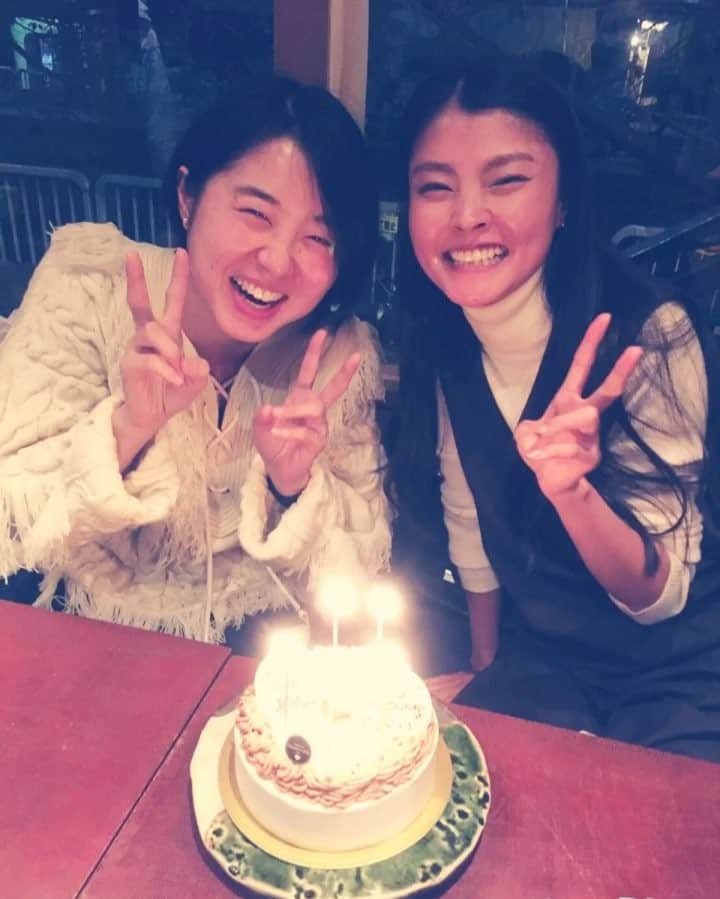 植草沙織のインスタグラム：「sooooo HAPPY!!!!!!✨✨ 😄😆🤗😋😝🎉🎵 11月生まれの2人 みんなが誕生日のお祝いをしてくれました‼︎👭❤️ #love #happy #birthday #party #smile #thankyou #もふもふ #あったか #帽子 #しっとり #保湿」