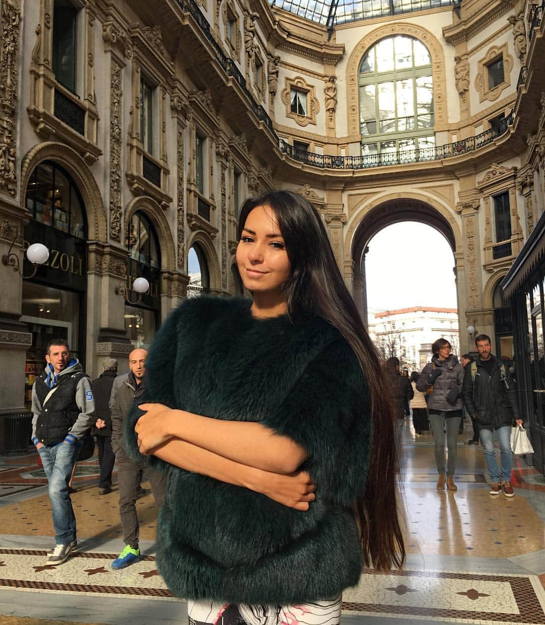 ヘルガ・ラブケティさんのインスタグラム写真 - (ヘルガ・ラブケティInstagram)「I like Milan so much. The incredible architecture, authentic cuisine and, of course, amazing shopping. Every girl necessarily need to come here.😍💕👌. Мне очень понравился Милан. Невероятная архитектура, аутентичная кухня и, конечно, потрясающий шоппинг. Каждая девушка обязательно должна побывать здесь.😍💕 #milan #helga #helgamodel #philippplein #philipplein」11月16日 23時20分 - helga_model