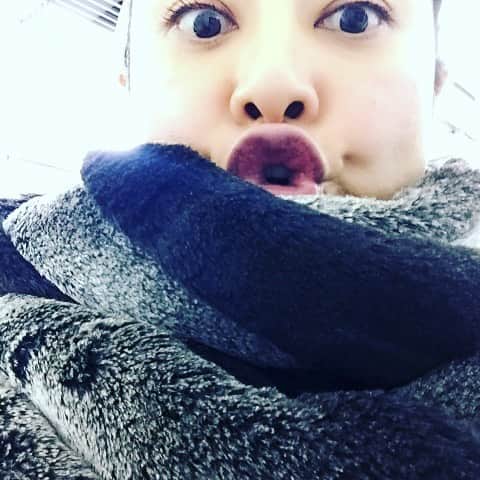 間々田佳子のインスタグラム：「【間々田流美しくなる方法 その4】 ココロと唇は乾かさない‼️自力で唇乾燥予防‼️😘 #間々田流美しくなる方法  #冬は唇が乾燥しやすいからマメに顔ヨガチューくださいをやりましょ😘 #顔ヨガ間々田佳子」