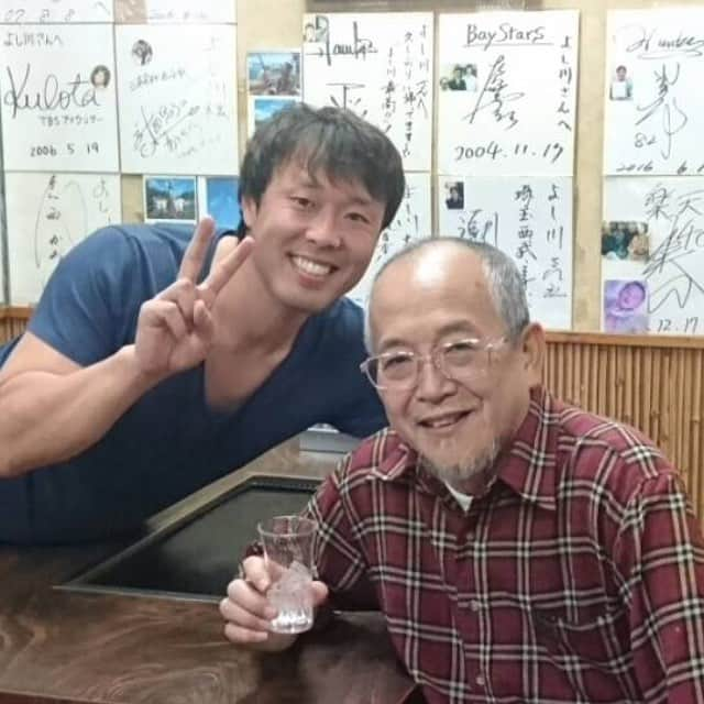 岩田慎司さんのインスタグラム写真 - (岩田慎司Instagram)「先日東京行ったときにパシャリ。 大学の頃めちゃお世話になったなー。 遠征で東京行った時は試合終わりの遅い時間からなのにあけといてくれて1人でよく行ってた。まだまだ元気に頑張ってください！ #よし川#日暮里#千駄木#谷中銀座#お好み焼き#もんじゃ#締めはパンケーキ#うちのホルモン噛んだらとけるからって言われてとけるわけないと思ったらほんとにとけた#お好み焼き屋やのにお好み焼き食べる前にお腹いっぱい#明治優勝おめでとう」11月16日 19時07分 - s.i.28