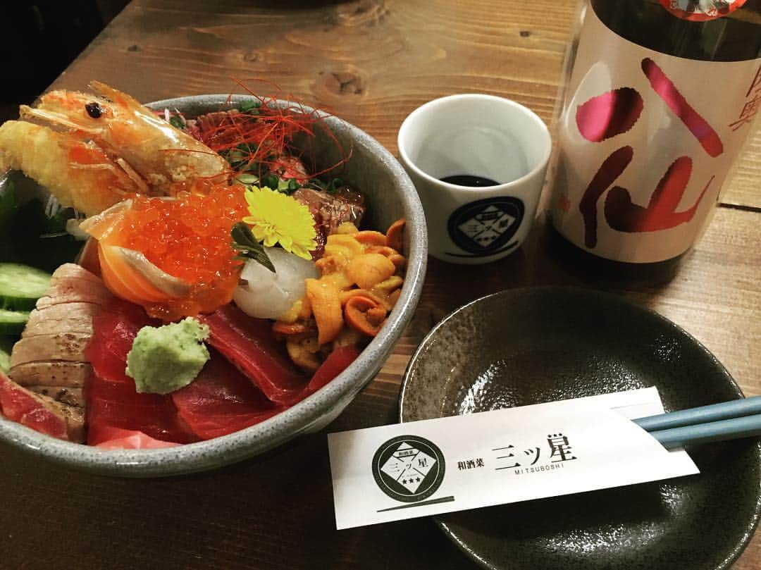 五十嵐麻朝さんのインスタグラム写真 - (五十嵐麻朝Instagram)「最後はやっぱり、海鮮丼！ 美味しかったでござる。 青森は、飯美味い！！ 海鮮丼もいいけど、贅沢にうに丼食べたい！ #青森 #和酒菜三ツ星 #青森市安方 #柳町通り #海鮮丼 #日本酒 #陸奥八仙」11月16日 20時39分 - maasa_igarashi