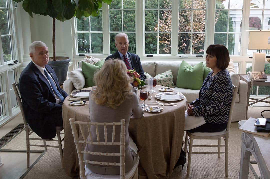 ジョー・バイデンのインスタグラム：「Vice President Biden and @DrBiden just hosted Vice President-elect Pence and Karen Pence for lunch at the Naval Observatory, the Vice President's Residence.」