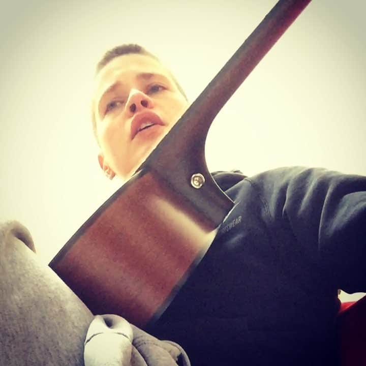 Kris Gottschalkのインスタグラム：「I missed my guitar!!!! So glad to be back home for a day 🙏🏼❤️🎸 #playingplayingplayingALLday #zombie #thecranberries」