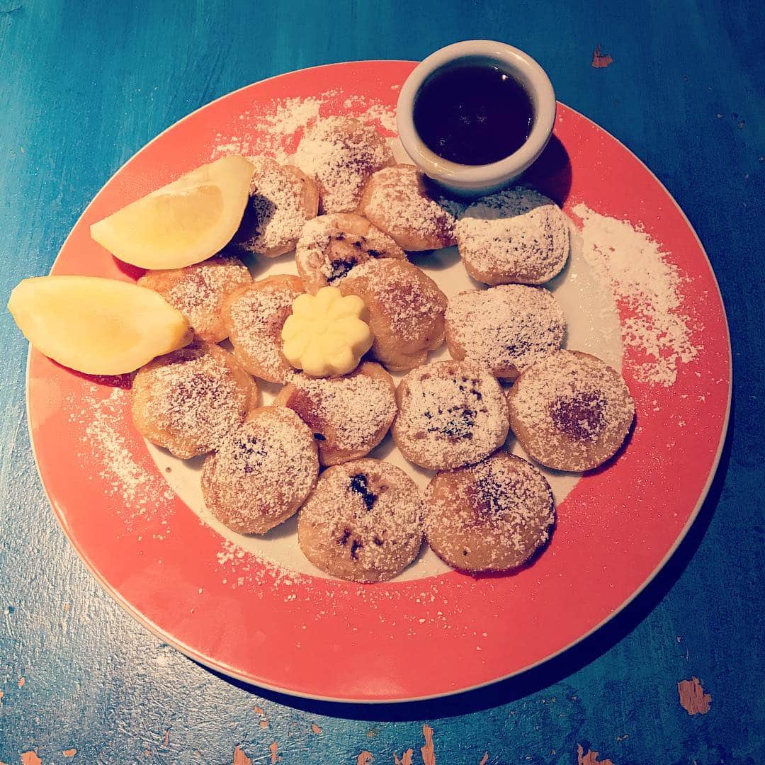 MEGのインスタグラム：「数年前にアムステルダムで食べたミニパンケーキがめっちゃ美味しくて、それを思ってたのんだのだけど、なんか違った！食べ物もまた、一期一会だね。行かなきゃだめか。#🇳🇱」