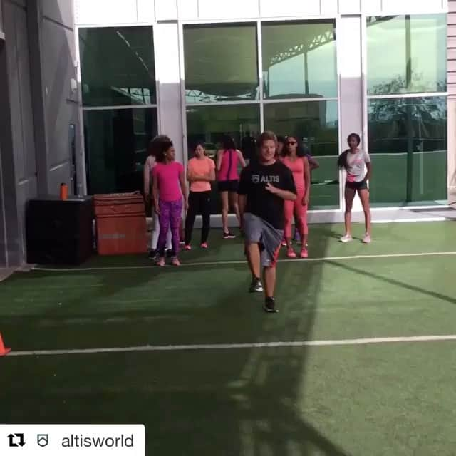 木村文子のインスタグラム：「#Repost @altisworld with @repostapp ・・・ Regen day for the short sprinters - starting off with invisible hurdle mobility - led by @coachsanandreas #mobility #regen #mobilitywod @goqueengo @jodiealicia @ellanelson200」