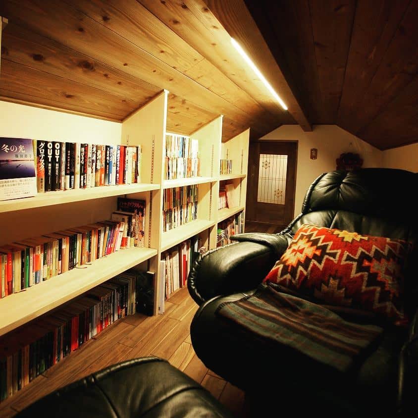 Satsumahomeさんのインスタグラム写真 Satsumahomeinstagram 大人の秘密基地 ロフト 屋根裏部屋 屋根裏 小屋裏 書斎 図書館 趣味の部屋 読書 秘密基地 家でゆっくり 家でのんびり やっぱり家が好き 休日 秋の夜長 家の好きな場所 住宅 家
