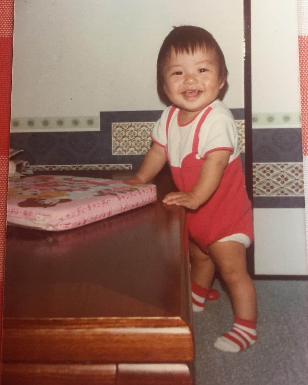 山田将司さんのインスタグラム写真 - (山田将司Instagram)「先日実家に帰った際、母から見せてもらった写真。 いい笑顔。 何歳の頃だろうか。。 キャンディキャンディの座布団が、時代を象徴しています。」11月17日 14時55分 - y.masashiii