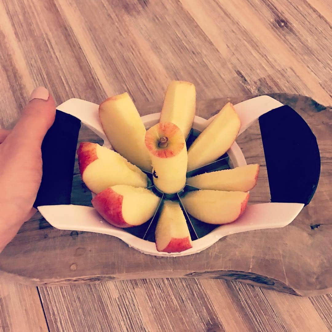 MEGのインスタグラム：「いつか買おう買おうと思っていた便利グッズをついにゲットした！すぐりんご！  #🍎」