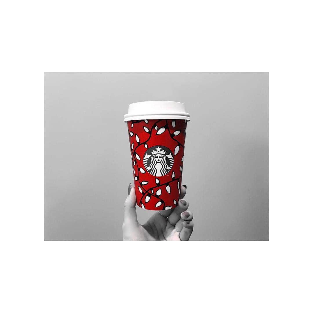 古谷有美さんのインスタグラム写真 - (古谷有美Instagram)「🌲 Starbucks holiday cup! Designed by 13 designers all over the world.  もう12月の予定が入り始めたことに なにやら焦っています..... #いちねんあっというま #スタバ #ホリデーカップ #いつもお世話になってます #ソイココ」11月17日 20時20分 - yuumifuruya