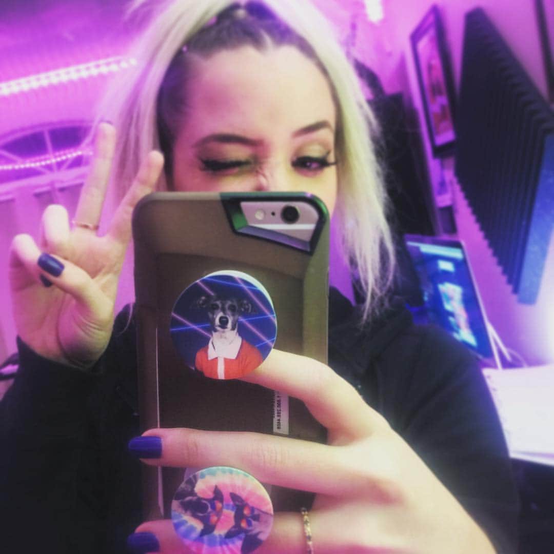 ジェナ・マーブルズのインスタグラム：「New popsockets are here they are insanely adorable. They're available until January 15th I'll put the link in my bio I know how many of you have been waiting for new ones when the last round was over. I hope you love them!」