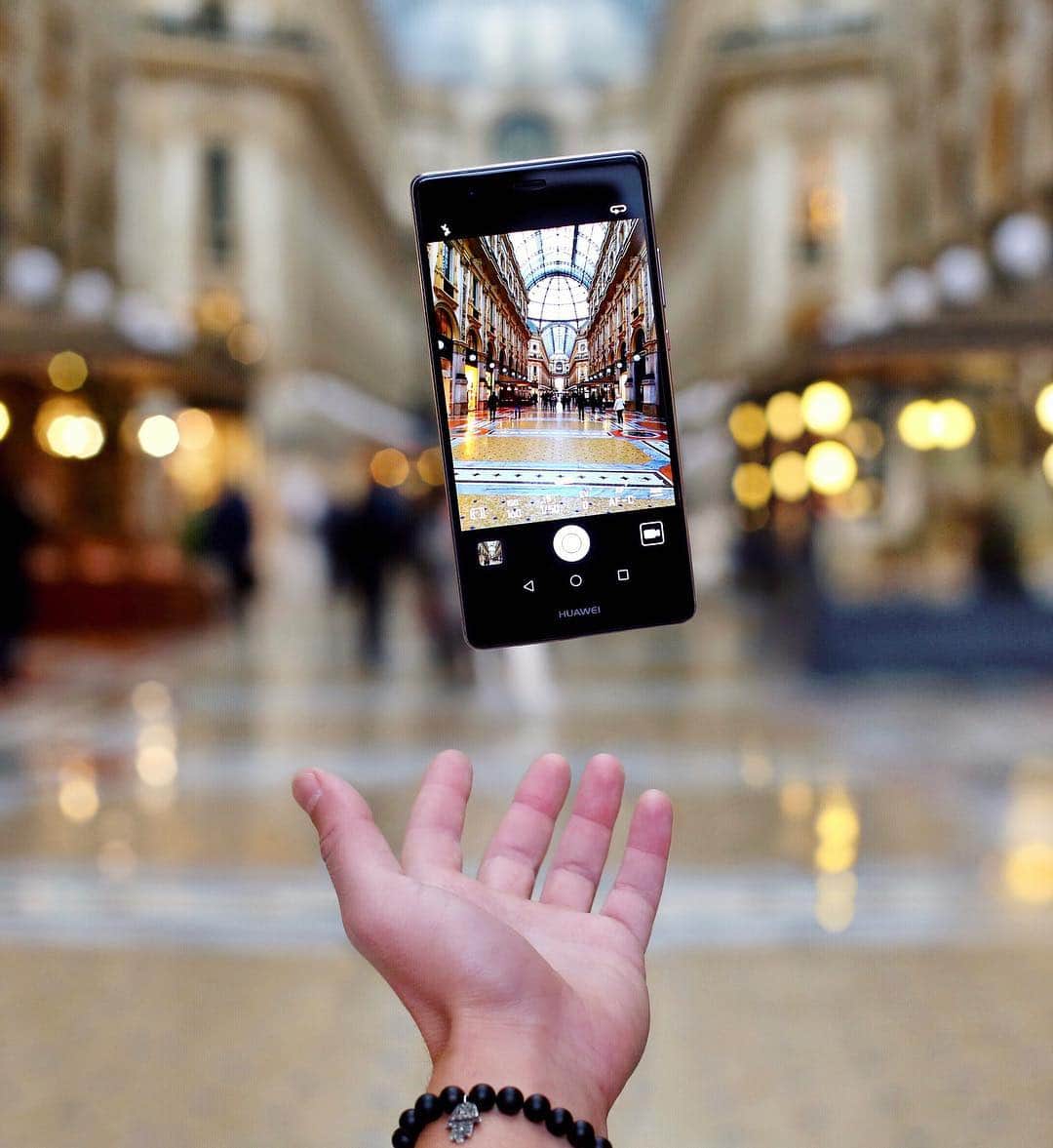 Stefano Trattoのインスタグラム：「Ready to capture the Galleria Vittorio Emanuele in #milan ✨! Huawei #dontsnapshoot 1/9: comincia l'avventura con Huawei alla ricerca dello scatto perfetto. Vuoi vincere un viaggio in #Cina insieme a me e uno smartphone #HuaweiP9? Raccontaci la tua visione del mondo secondo la tua prospettiva personale unica e taggala con #ProspettivaPersonale #Dontsnapshoot #IT #HuaweixStefano #HuaweiP9 . Buona fortuna! - Starting my adventure with Huawei to find the perfect shot. Do you want to win a trip to #China with me and a #HuaweiP9 smartphone? Tell us your unique and personal prospective of the world and tag it with #PersonalProspective #Dontsnapshot #IT #HuaweixStefano #HuaweiP9 . Good luck!  Scopri di più su https://www.dontsnapshoot.com/it/  @huaweimobileit」