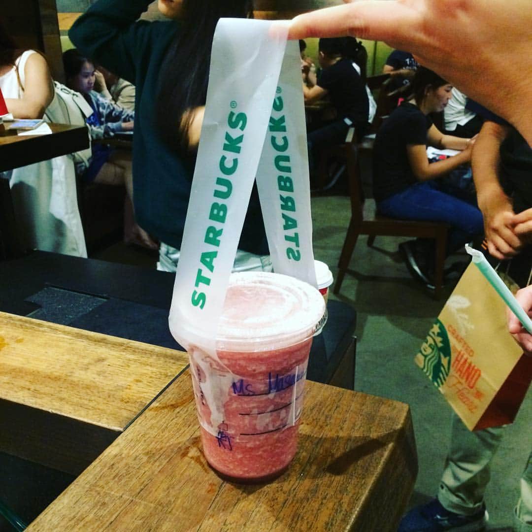 のインスタグラム：「ベトナムのスタバ お持ち帰り紐？がウケる #starbacks」