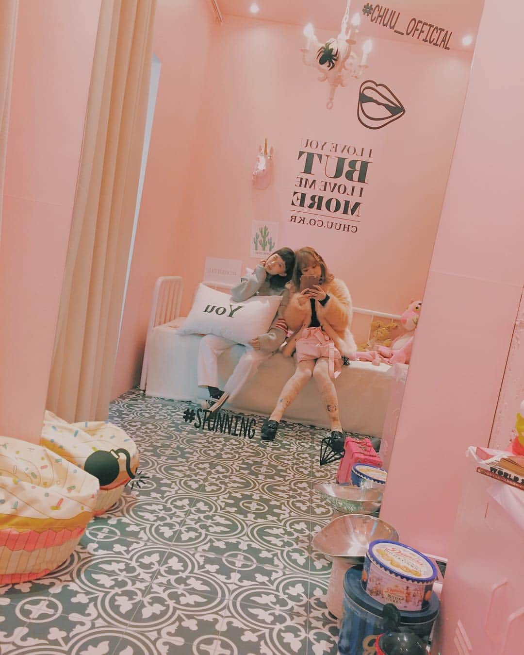 柴田紗希さんのインスタグラム写真 - (柴田紗希Instagram)「ピンクの世界がとてもかわいい。 ホンデにあるchuuってお店の試着室だよ(*^^*) かなと来れたから来れた場所💕 #chuu #しばかな韓国旅行 #ホンデ」11月18日 2時01分 - shibasaaki