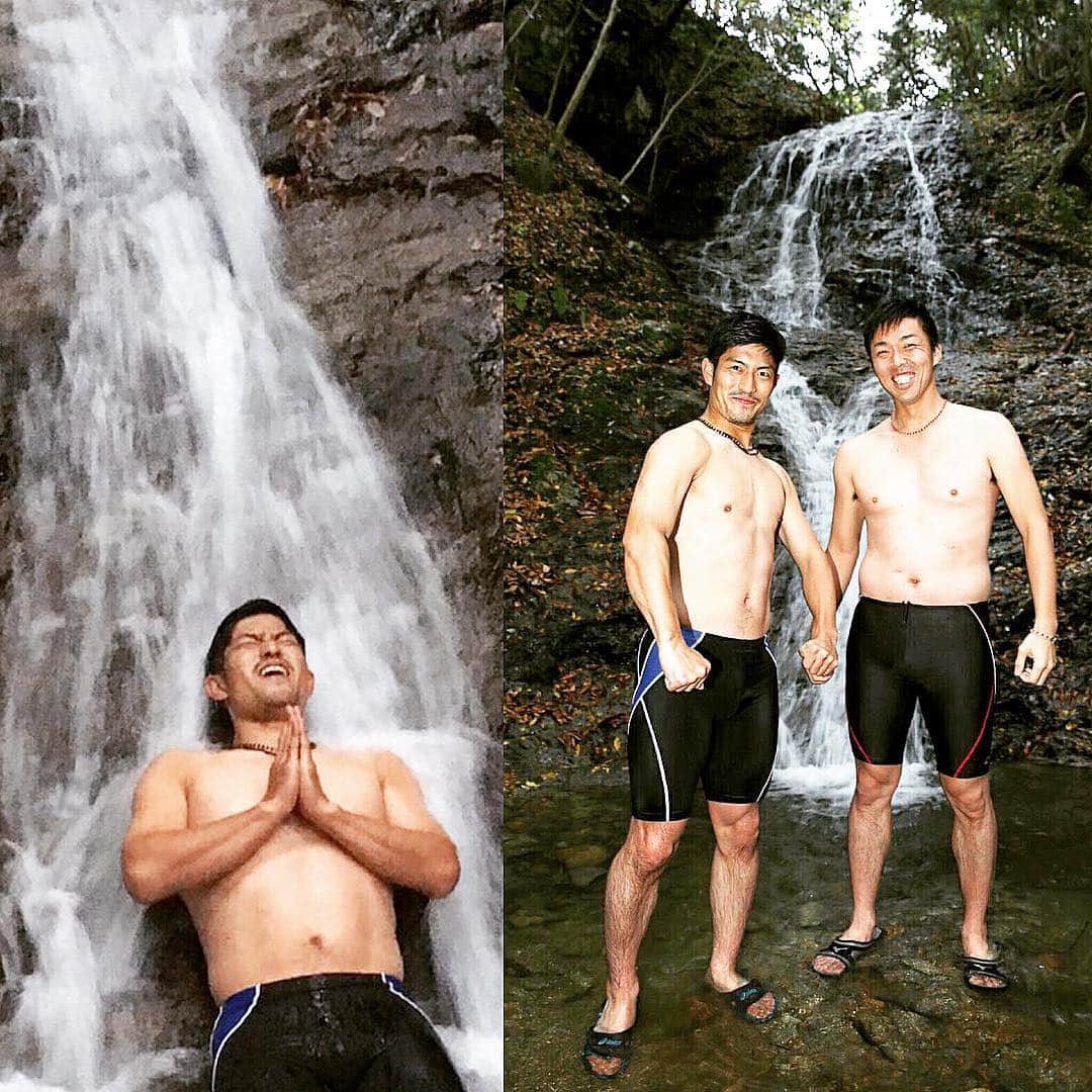 祖父江大輔のインスタグラム：「#滝行#京都#吉見一起#吉見さんと滝の前で手を繋いでるみたい」