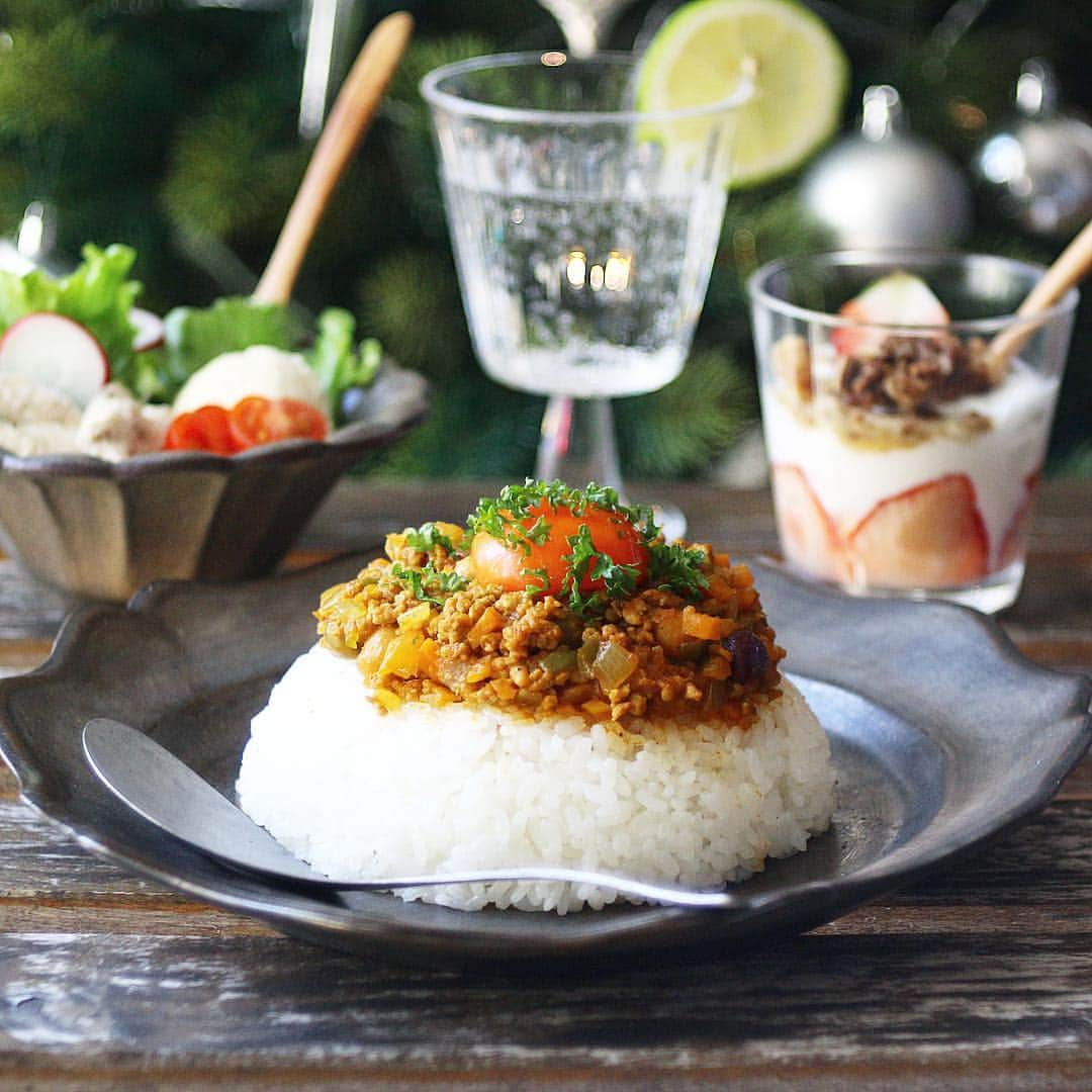 tomoのインスタグラム：「: ☆本日のブランチ☆ : ドライカレー 豆腐とハーブ鶏のサラダ ヨーグルト 炭酸水 : 無性にドライカレーが食べたくて仕事終わってからひき肉買いに行っちゃった😋 : 最近、忘れ物が激しくて、娘の保育園グッズ2日連続で忘れ…😑昨日は借してもらったのだけど、今日は早めに家を出たので取りに帰りました⬅︎車で5分かからない😂忘れ物あまりしない子だったはずなのに…老化だろうか👵🏻」