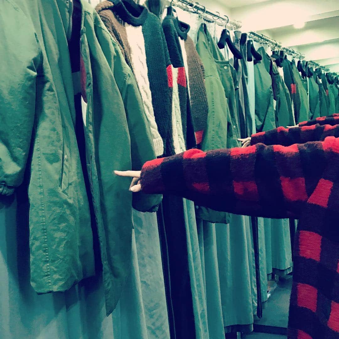 MEGのインスタグラム：「買いもの、これいいな。 #shopping #fitting」