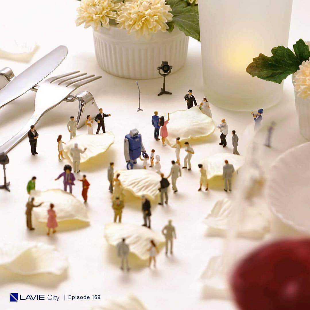 LaVie Cityのインスタグラム：「LAVIE家第169話『姉の結婚式』 今日は姉とピエロの結婚式。ふたりはついに結ばれることとなったのです。 さくら「お姉さんおめでとうございます！すごく綺麗です！」 姉「サンキュー！次はあんたたちの番だね。結婚の話は進んでるの？」 ウィル「いや、えっと…」 姉「どうなの？」 さくら「どうなのよ！？」 二人に詰め寄られて、ウィルはタジタジです。 #LAVIE_CITY #miniature #結婚式 #ウェディング #披露宴  LAVIE Episode 169 [Big Sister's Wedding] Today is the day of Big Sister & the Clown's wedding. The two finally decided to tie the knot. Sakura: 「Congratulations Big Sister! You look wonderful!」 BigS: 「Thank you! It'll be your turn next. Have you started talking about it?」 Will: 「No, uh... well...」 BigS: 「Well, what?」 Sakura: 「Yeah! Well, what?!」 Will recoils as the two close-in on him... #LAVIE_CITY #miniature #WeddingCeremony #Wedding #WeddingReception」